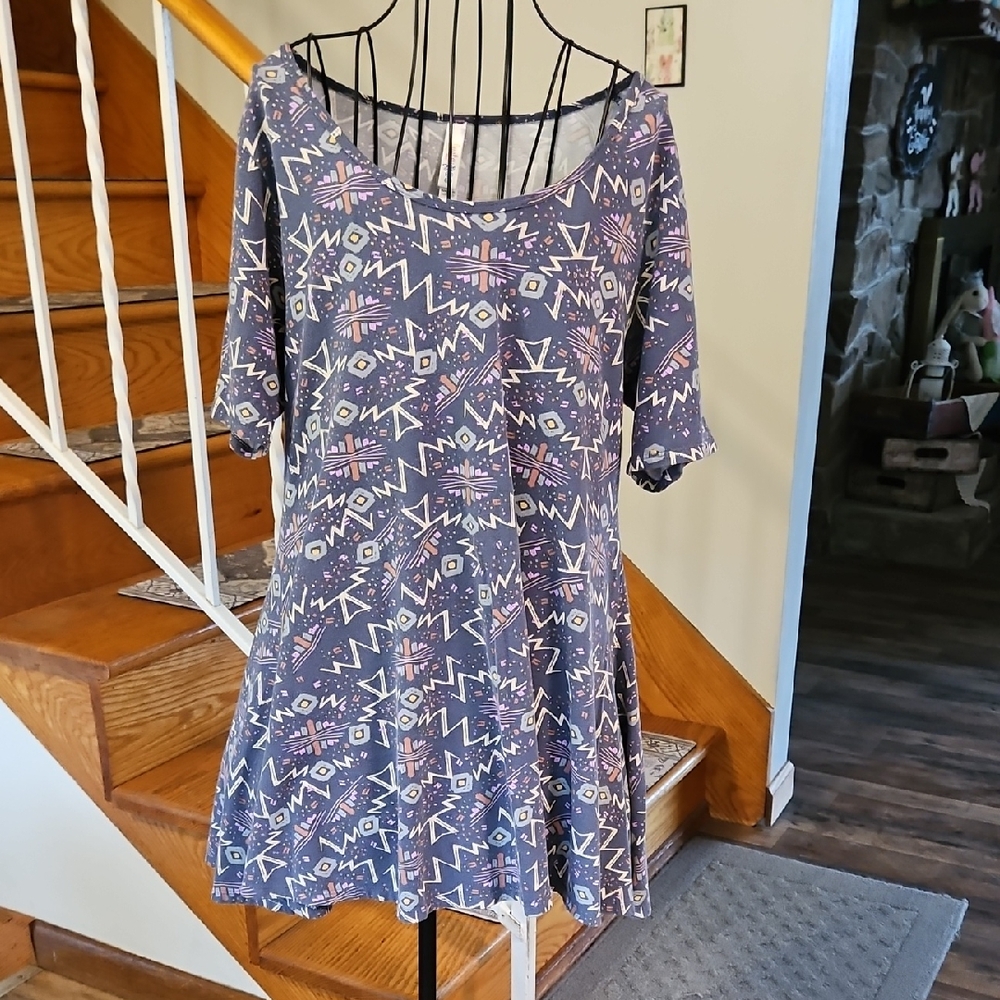 👚LuLaRoe Gray Top with Pink and White Aztec Print